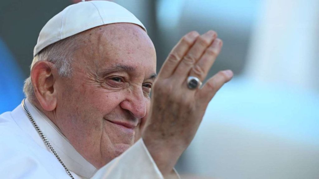 BROLO – Il commosso omaggio della comunità a Papa Francesco: “Voce degli ultimi, eredità di pace”