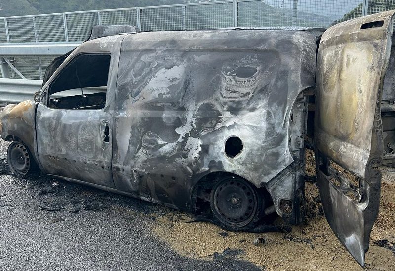 ROGO IN AUTOSTRADA – Furgone in fiamme tra Rocca di Capri Leone e Brolo