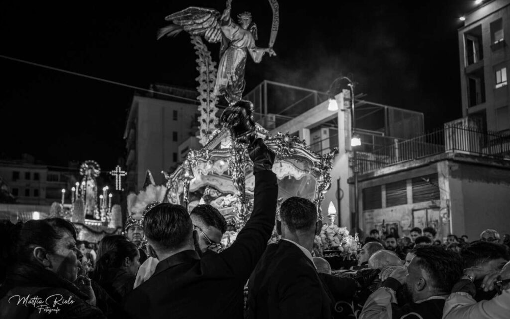 FOTO & SACRALITA’ – Il Venerdì Santo a Palermo: storia e teatralità ai Quattro Canti. Gli scatti di Mattia Riolo
