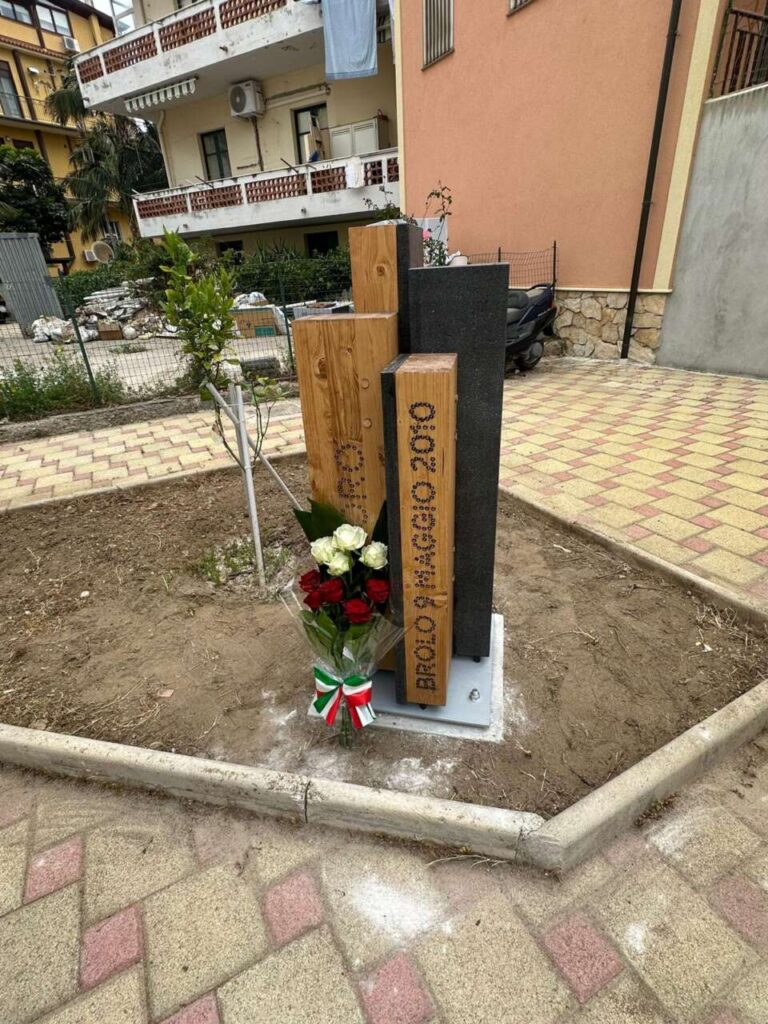 BROLO – In ricordo delle vittime di mafia e terrorismo: deposti fiori e inaugurata la nuova stele della memoria dei martiri di via Fani