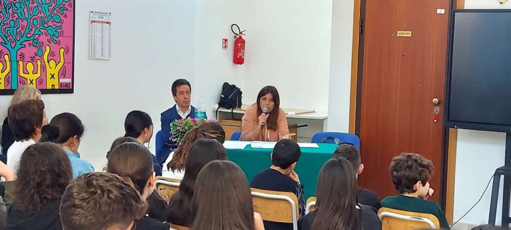 CASTELL’UMBERTO – “Legalità e Giustizia” gli alunni della scuola secondaria hanno incontrato la direttrice della Casa circondariale di Barcellona P.G. ed il regista Salvo Presti
