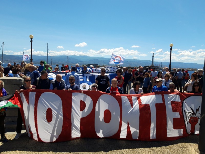 PONTE SULLO STRETTO – Salvini in Prefettura, fuori la protesta: “No al ponte della prepotenza…”