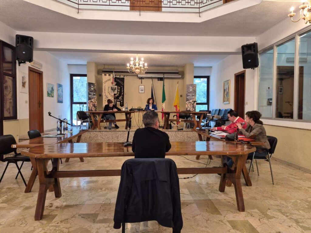 SINAGRA – Consiglio comunale in “splendida solitudine”