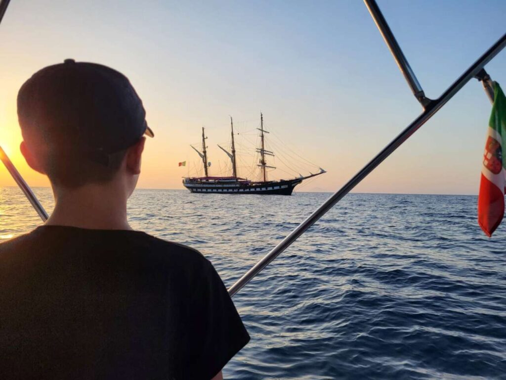SALVATORE SACCO – Il sogno di navigare sulla Vespucci si avvera per un ragazzo della scuola vela di Milazzo