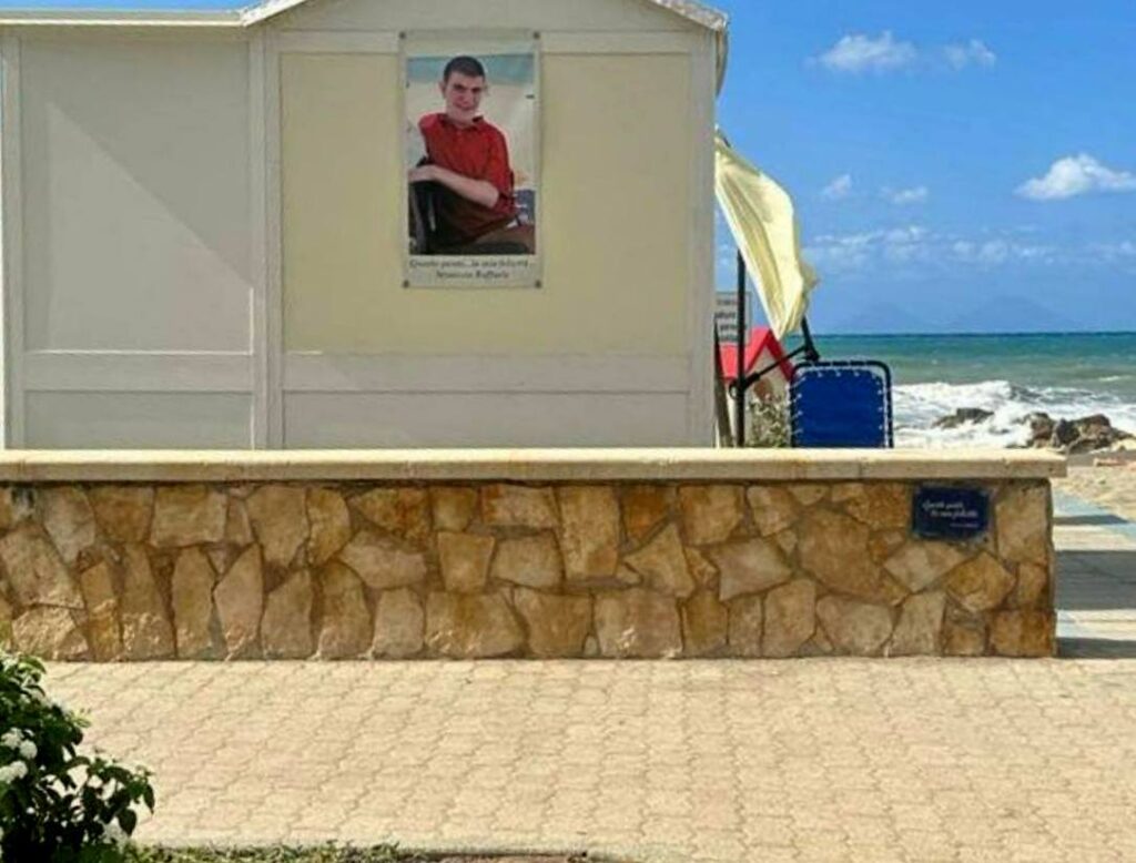 MARE SENZA FRONTIERE – A Brolo “la spiaggia di Ninuccio” è un simbolo di inclusione e libertà