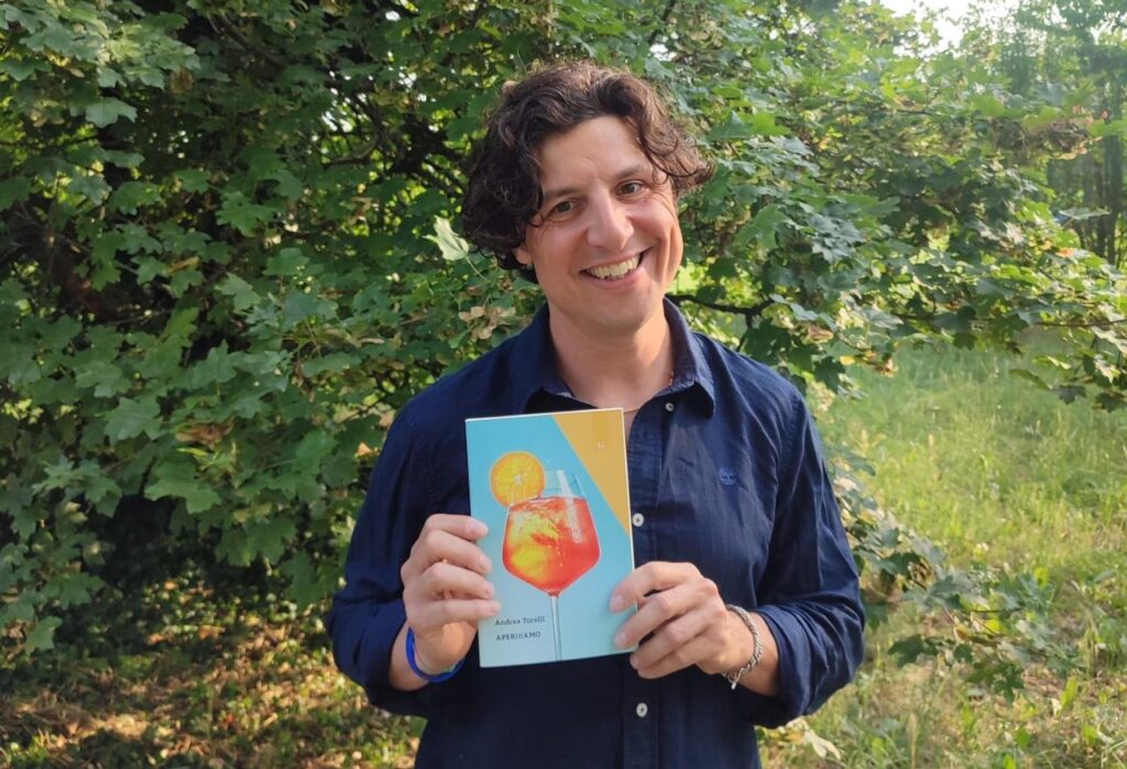 TUTTO LIBRI – “APERItiAMO” di Andrea Torelli: un libro generazionale che racconta la crisi dei trent’anni con ironia, introspezione e una colonna sonora anni ’90
