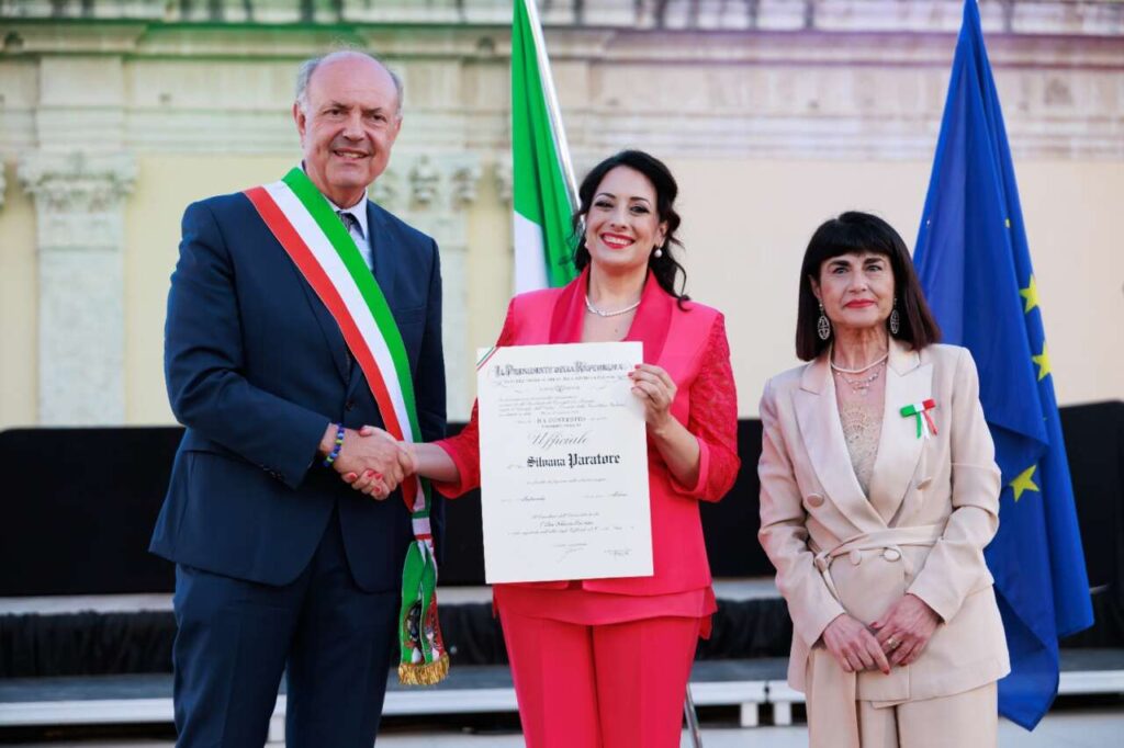 ONORIFICENZE – Silvana Paratore è Ufficiale dell’ Ordine al Merito della Repubblica Italiana 