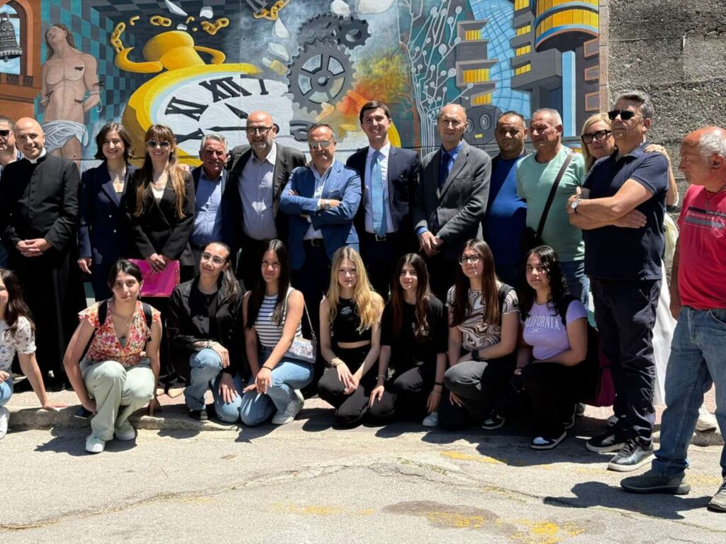 L’ARTE CHE RIGENERA – Inaugurato a Tortorici il murales “La Valle dell’Ingegno – dall’intelligenza artigianale all’intelligenza artificiale”