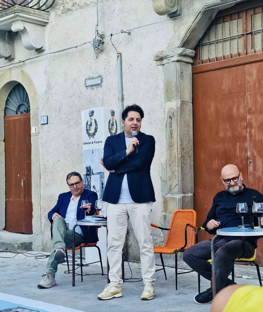 FICARRA – Successo per la prima presentazione di “Una promessa a Berlino” di Luciano Armeli Iapichino