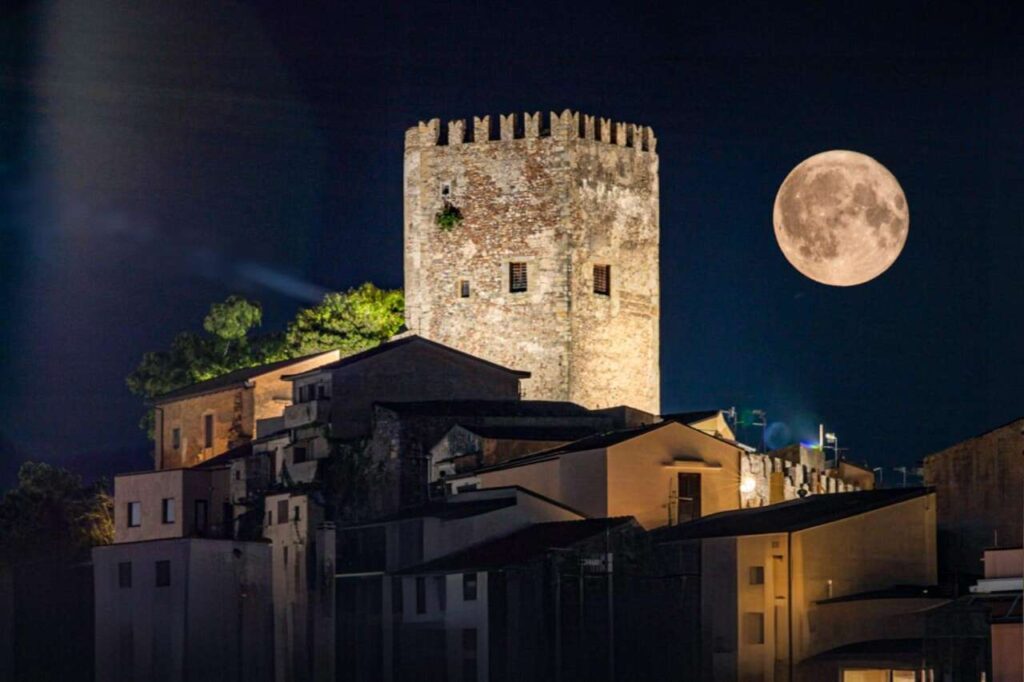 LA FOTO – Il Castello di Brolo sotto la Luna Fragola