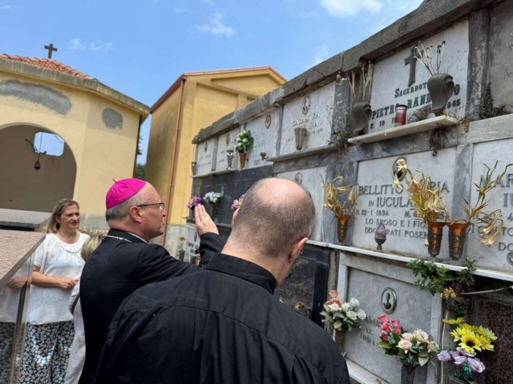 OMAGGI GIUBILARI – Un momento di fede e memoria a Brolo: il Vescovo di Patti ricorda Padre Pietro e incontra Padre Marino