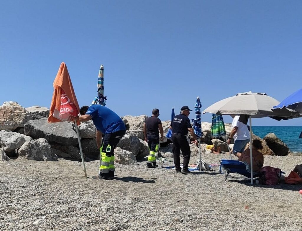 PIRAINO – La linea dura contro gli incivili: multe per chi abbandona rifiuti e controlli serrati sulle spiagge