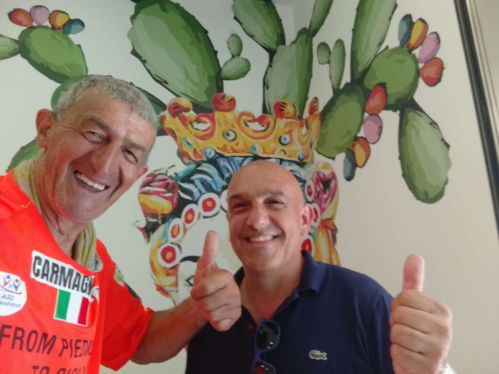 PEDALANDO PER LA PACE – Adriano Paschetta fa tappa a Brolo: abbracci, granite e sorrisi lungo il viaggio verso Palermo