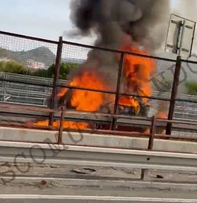 A20 AUTOSTRADA BLOCCATA – auto in fiamme