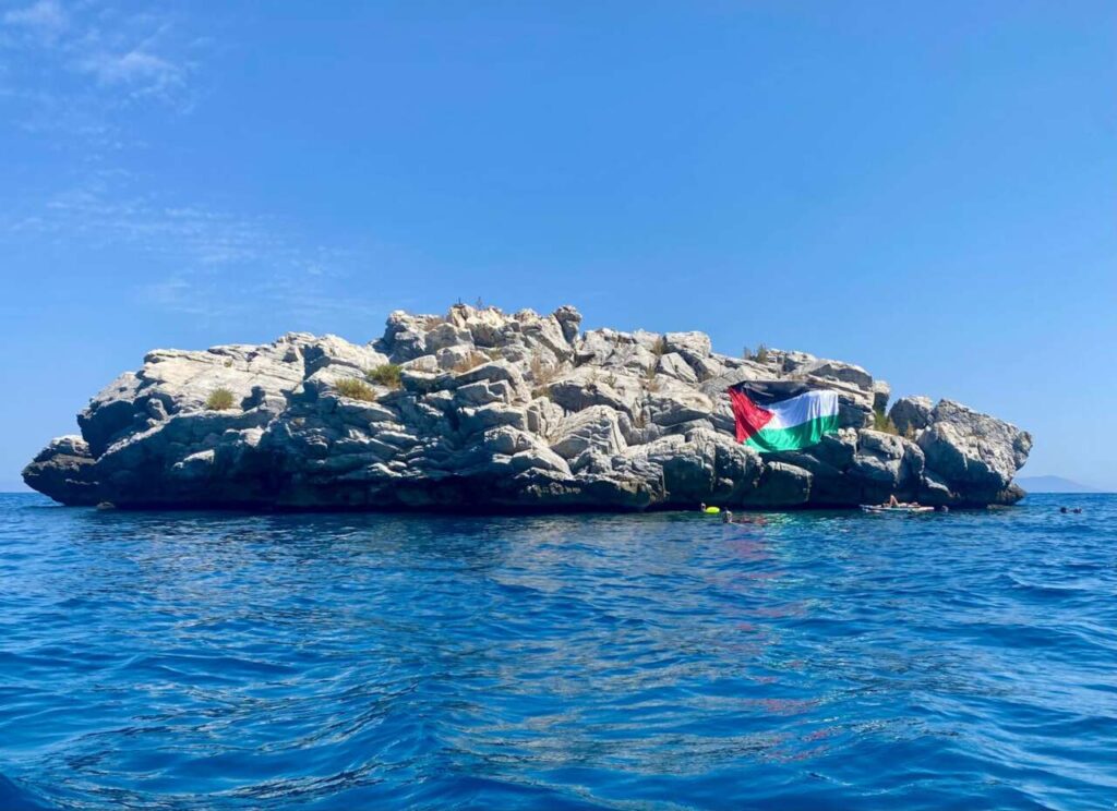 BROLO – Lo scoglio “parla” ancora: torna la bandiera palestinese e questa volta resta di più
