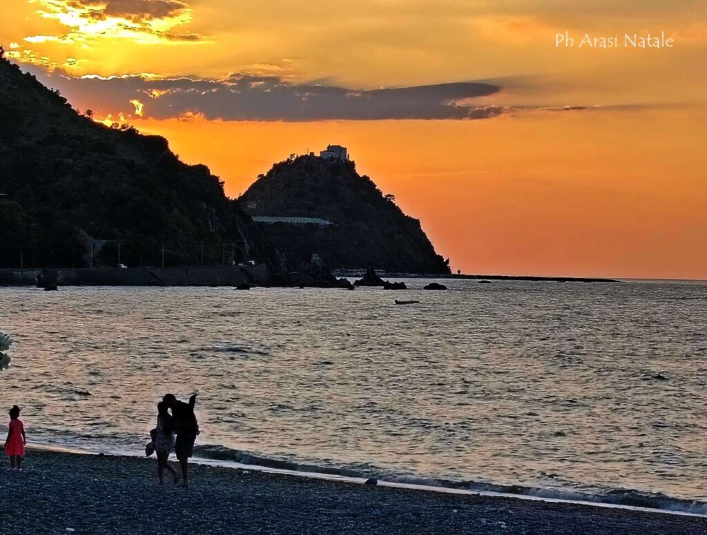 FOTOGRAFANDO – Tramonti d’estate: la poesia di un istante a Capo d’Orlando