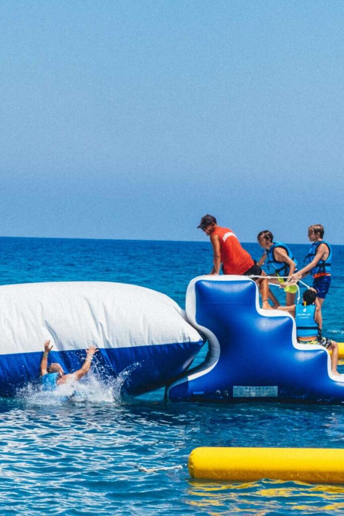 AQUAFUN AL TRISKELE BEACH – Brolo si tuffa nel divertimento: inaugurata la nuova attrazione galleggiante dell’estate 2025