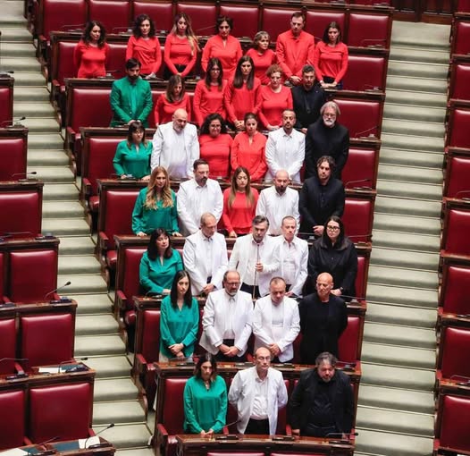 CAMERA DEI DEPUTATI – il M5S indossa i colori della Palestina per chiedere il riconoscimento dello Stato palestinese