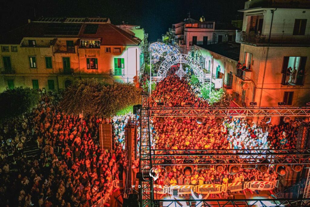 GIOIOSA MAREA – Michele Zarrillo incanta Piazza Cavour nel Ferragosto 2025