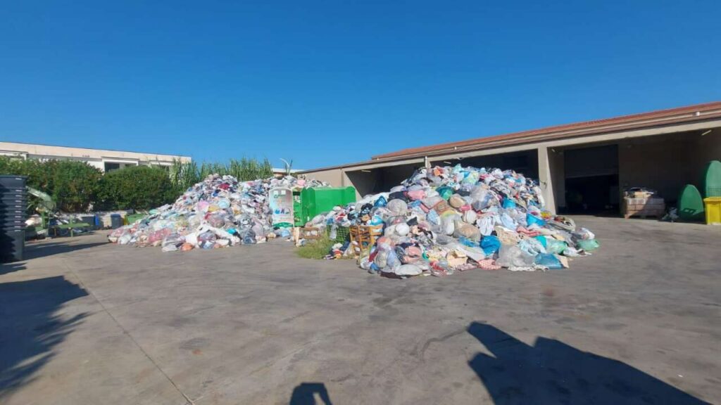 LA FOTO\DENUCIA – A Barcellona P.G., cumuli di tessili al Centro di raccolta