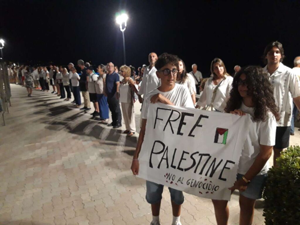 BROLO – Sit-in e catena umana pro Gaza: “Stop all’occupazione e al genocidio”