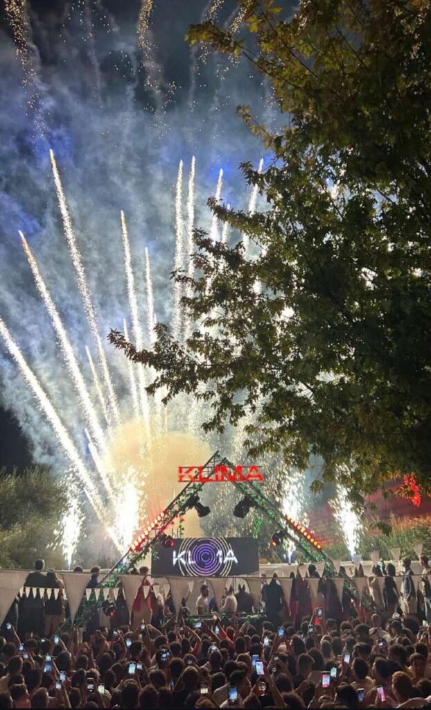 DISCO KLIMA – A Brolo, estate da record: quattro serate di fila da tutto esaurito e un calendario ancora ricco di sorprese