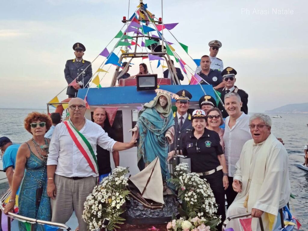 FESTA E FOTO – Capo d’Orlando, il Ferragosto in un mare di fede e di folla