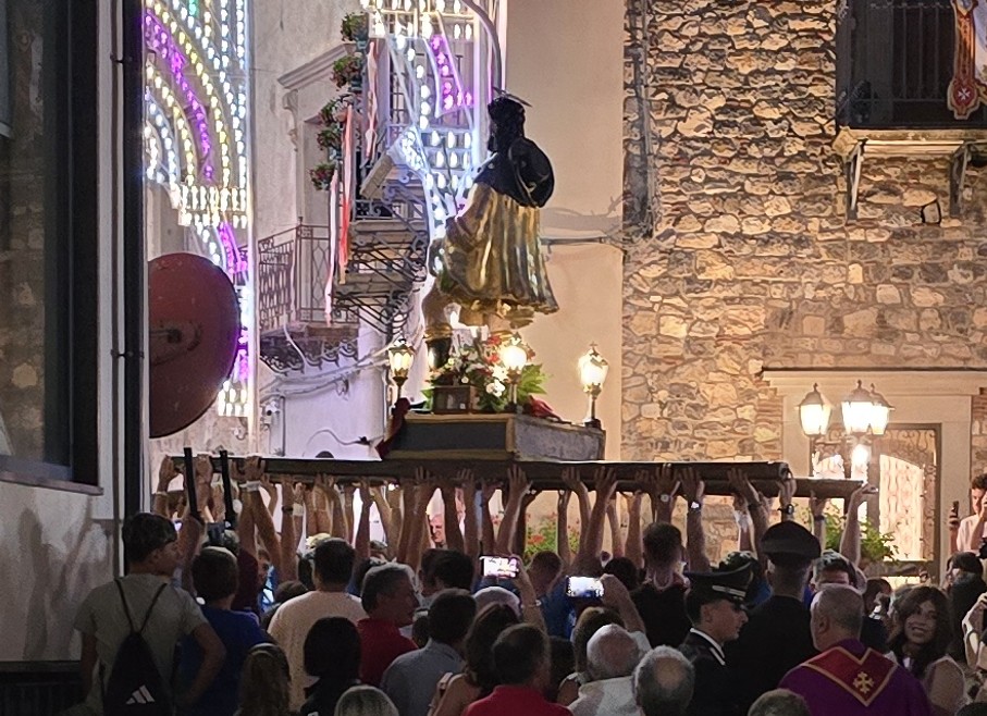 GALATI MAMERTINO – La forza delle braccia: i portatori della vara nella processione dei Tre Santi