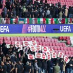 PROTESTE - I tifosi italiani voltano le spalle all’inno di Israele a Debrecen