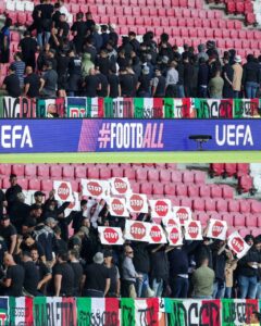 PROTESTE – I tifosi italiani voltano le spalle all’inno di Israele a Debrecen