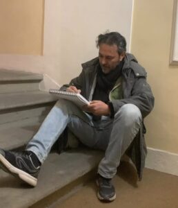 FILIPPO PUGLIA – Il direttore artistico della rassegna “Sinagrarte2025″ fa il punto: l’arte come specchio della decadenza e promessa di rinascita”