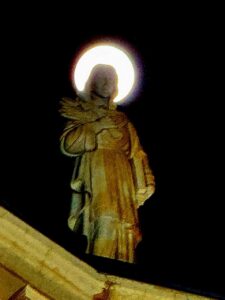 LA LUNA E LA STATUA – La magia di Tindari negli scatti di Antonio Morello