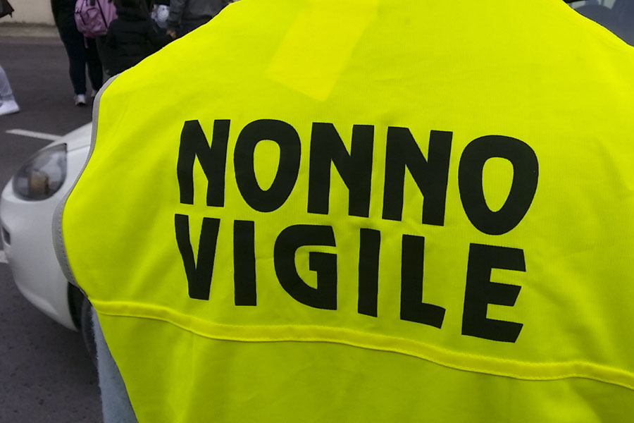 SANT’AGATA MILITELLO – “Servono nonni vigili per presidiare le scuole” ed il ricordo passa all’esperienza virtuosa vissuta a Brolo