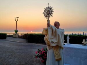 28 ANNI DI FEDE – A Brolo festeggiato Don Enzo Caruso, parroco e testimone della solidarietà