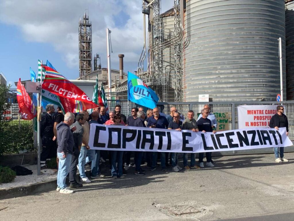 CARGILL – Dopo il sit-in davanti ai cancelli dell’azienda, c’è amarezza, anche per i “vuoti” e le assenza, mentre i licenziamenti continuano