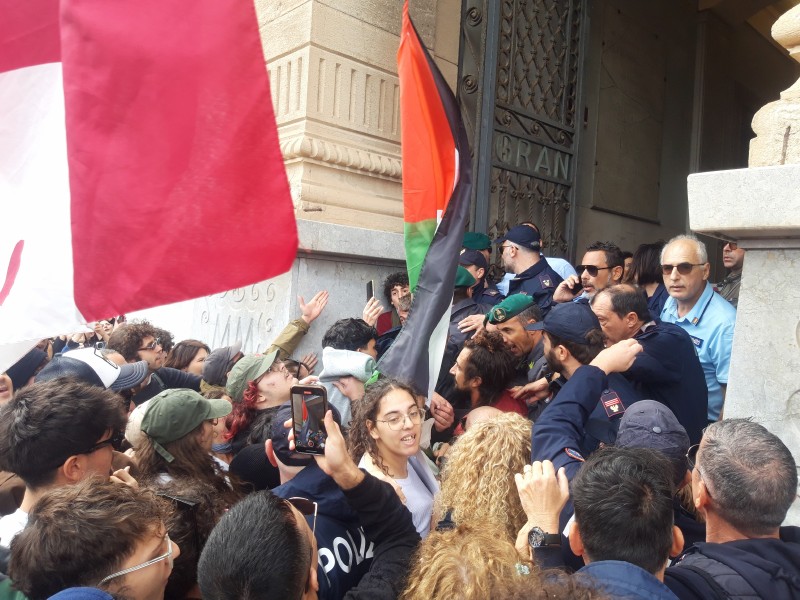 MESSINA – Sciopero e corteo a sostegno della Palestina e della Sumud Flotilla. “Incursione” al Comune