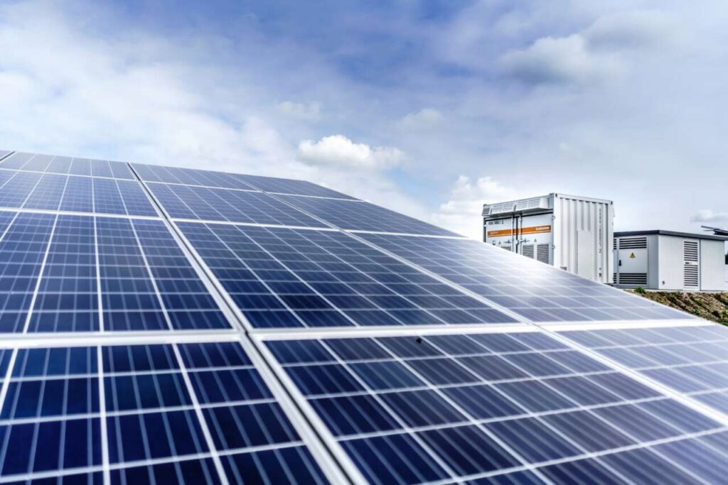 TECNOLOGIA – Dal tetto di casa ai capannoni industriali: il boom del fotovoltaico e i nuovi modelli di autoconsumo