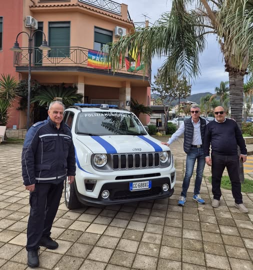 PIRAINO –  Consegnata alla Polizia Municipale una nuova Jeep Renegade 4xe: più sicurezza e mezzi moderni per il territorio