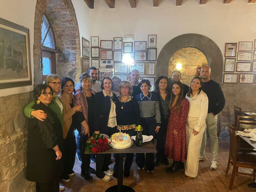 FICARRA – Ancora un festa e tanta commozione per il pensionamento di Rosa Iaconis