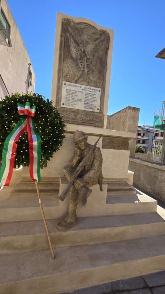BROLO – Inaugurato il Monumento ai Caduti restaurato: una cerimonia di pace, memoria e partecipazione