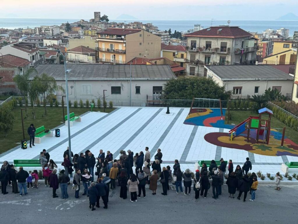PIANA DI BROLO – Piazza Gumina ed il parcheggio di via Quasimodo, due spazi per la comunità