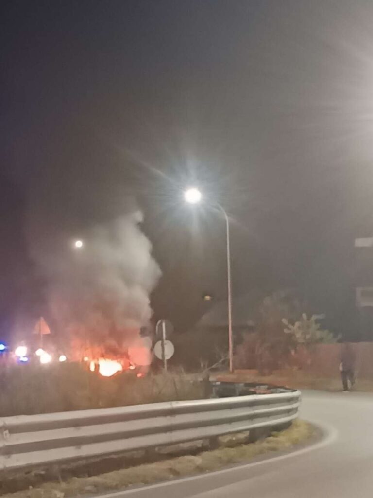 ULTIM’ORA – A Brolo, auto in fiamme nel “curvone” sotto la Quercia – il video