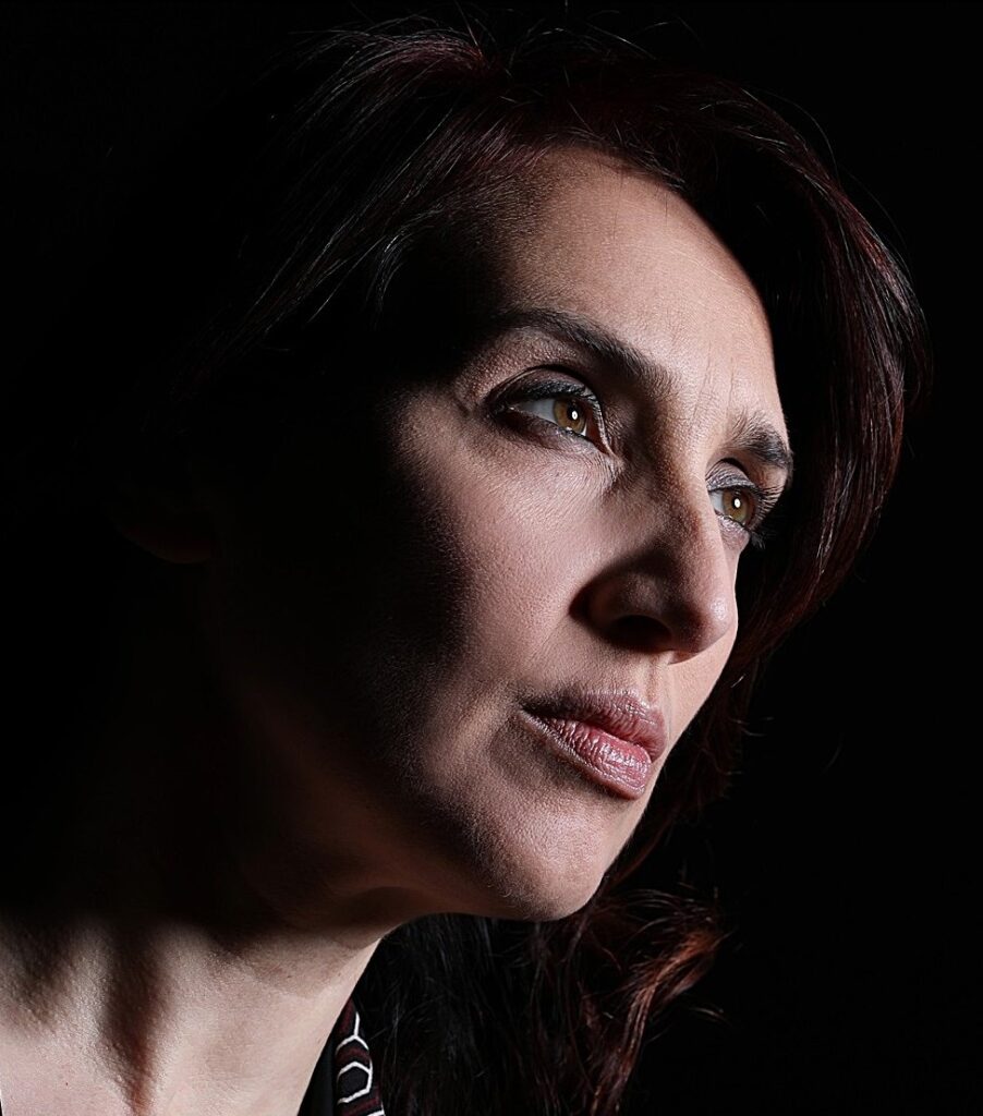 CINZIA MACCAGNANO – Premiata al Danzuso 2025: una regia sensibile che mette al centro l’umano e il femminile