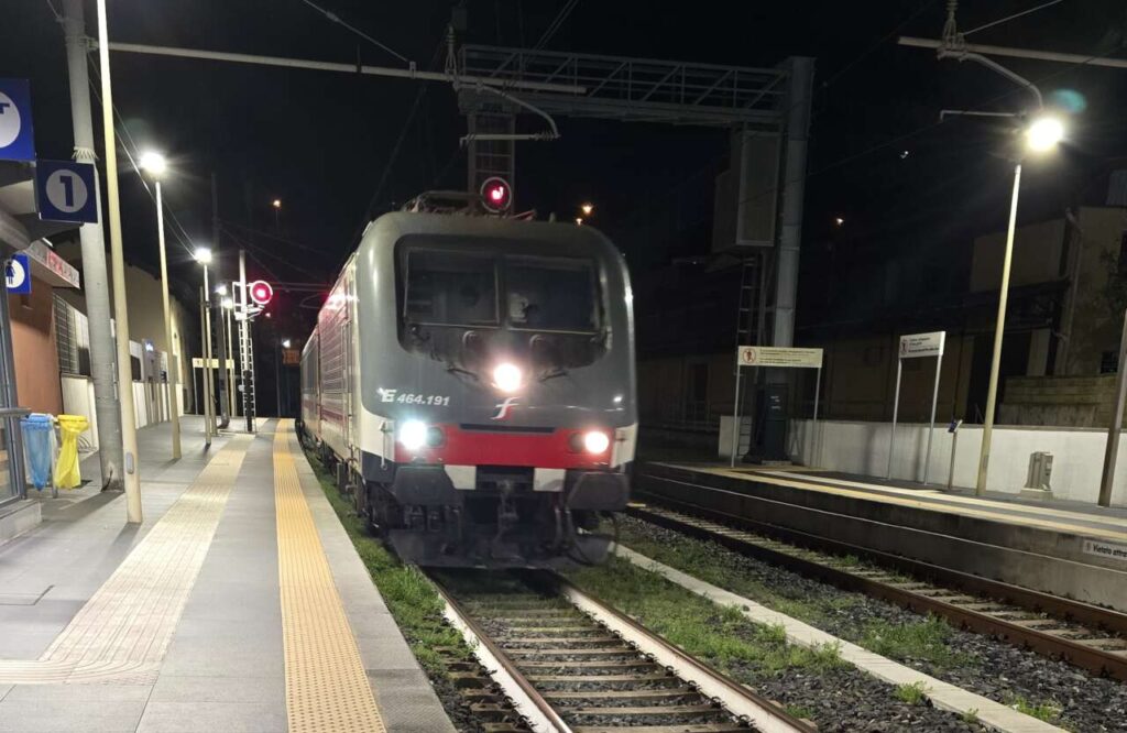 IL CASO TRENI BLUES IN SICILIA – Si smonta un alibi: la rete ferroviaria è nazionale, le responsabilità anche