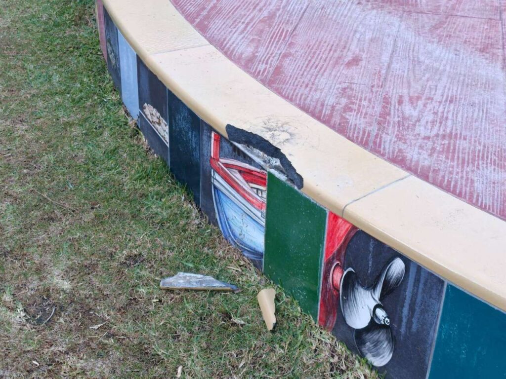 BROLO – Denunciato il reponsabile dell’atto vandalico nella villa comunale