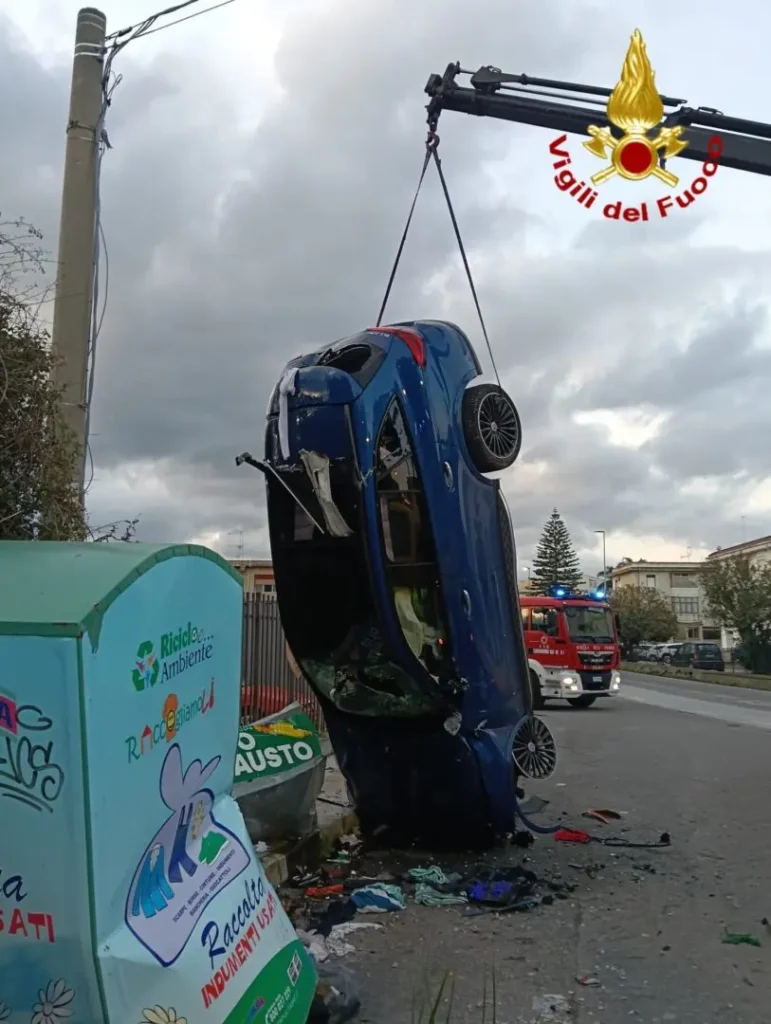 MILAZZO – Forse per sfuggire ai controlli dei carabinieri si schiantano contro una cancellata. 5 giovani feriti. Gli aggiornamenti