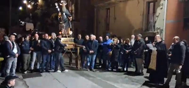 TRADIZIONI CHE SI INNOVANO – Per la festa di Sant’Antonio Abate: benedetti animali e cani da tartufo nella contrada Martini di Sinagra