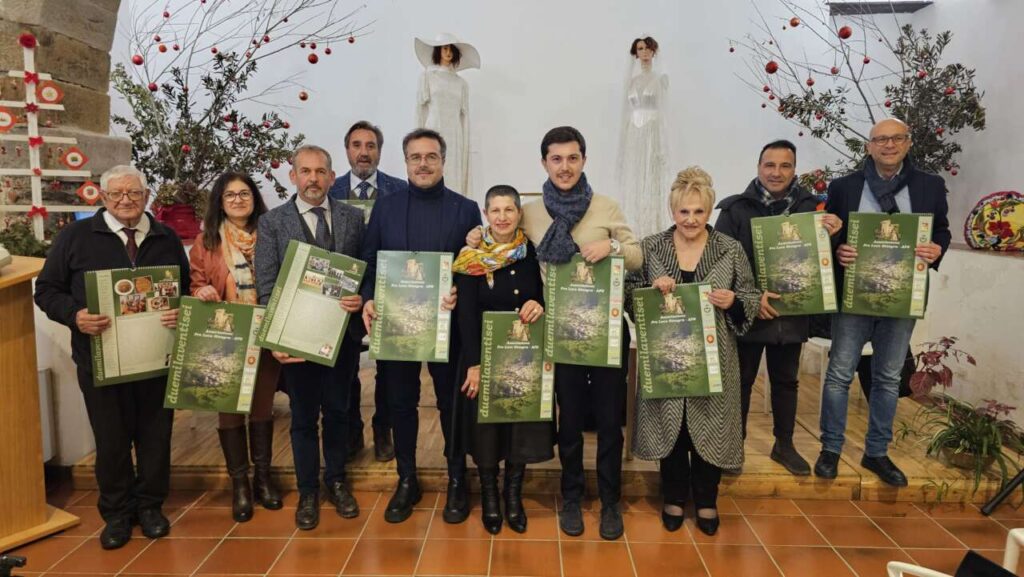 CALENDARI 2026 – A Sinagra sala gremita per la presentazione di quello della Pro Loco