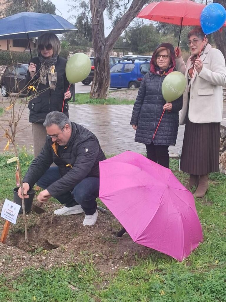 BROLO – Piantato il melograno della speranza: un gesto concreto contro il cancro infantile