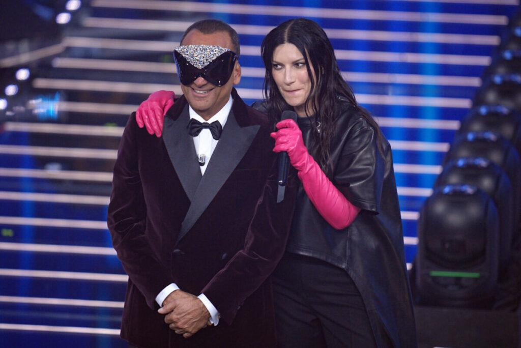 SANREMO 2026 – Sono stati 10,8 milioni di spettatori e 65.6% di share gli ascolti televisivi della serata Cover e dei duetti